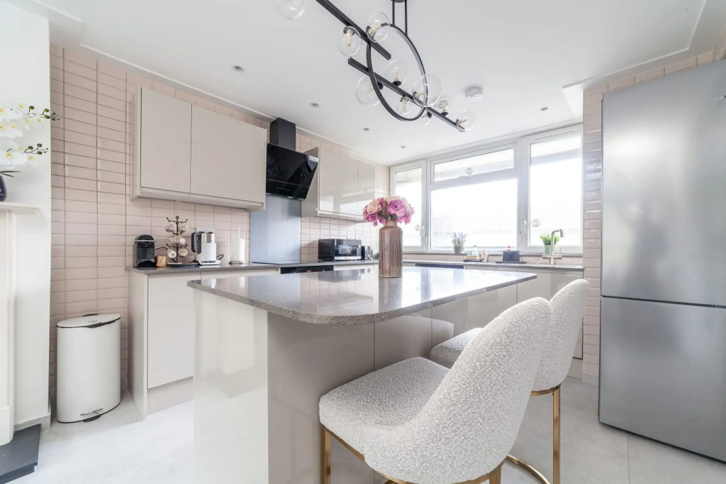 Excellent 3-bed Flat In Elephant Castle