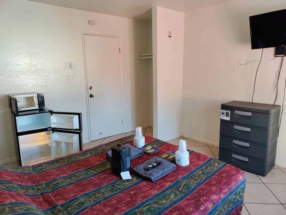 Crown Inn & Suites