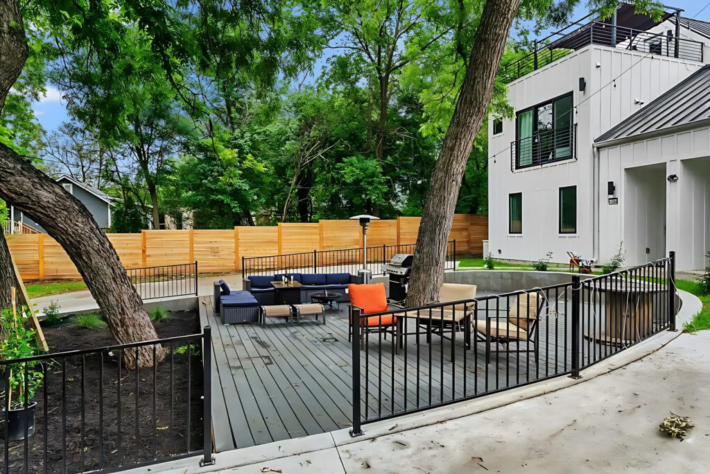 16 Guest Home w Outdoor Lounge and Rooftop Patio, Austin