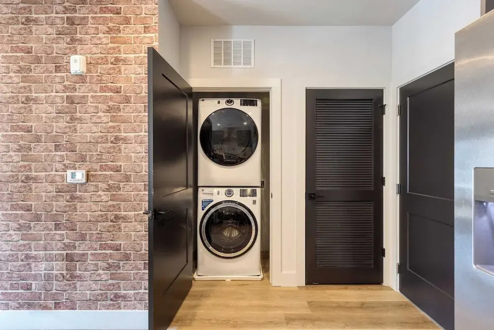 Sleeps 18 3 Modern Midtown Apartments w/ Gym + Pool Walkable to Shops & Eats