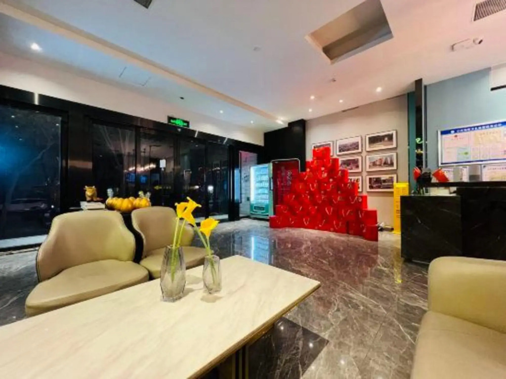 Ziding Longsheng Hotel (Zhengzhou Zijingshan Subway Station Branch)