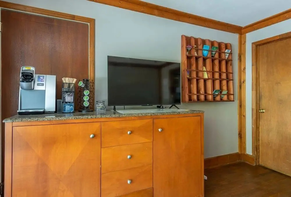 Geneva Hotel & Tiki Bar