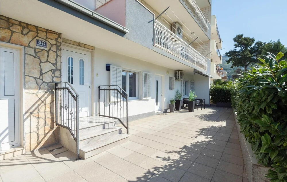 Beautiful Apartment in Podstrana With Wifi and 2 Bedrooms