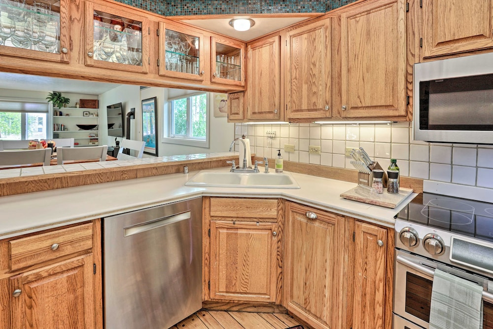 Vibrant 3BR Near Downtown w/ Fireplaces