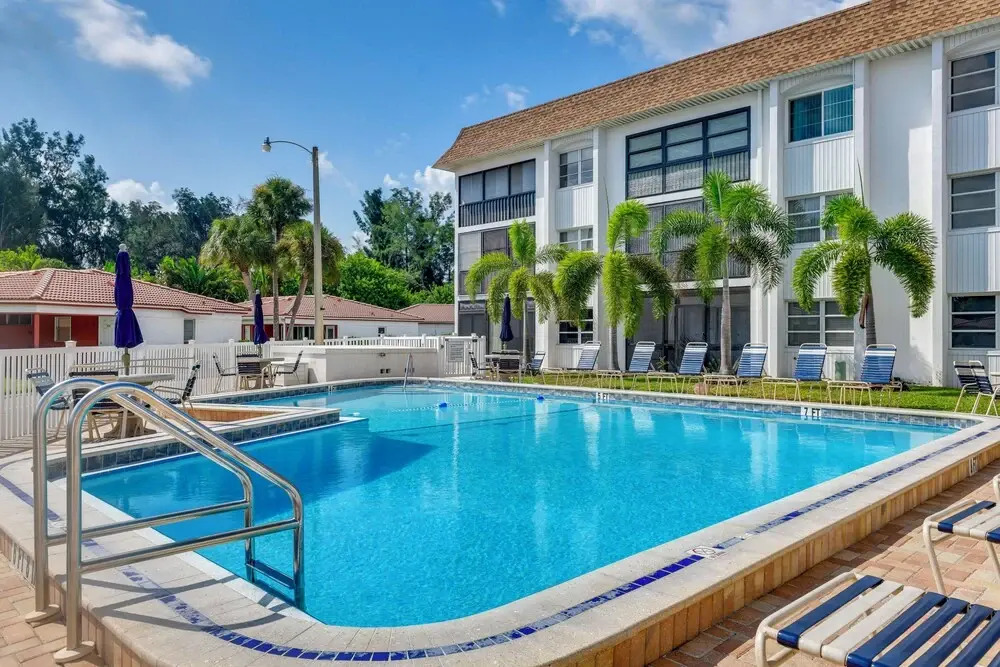 Tropical Sarasota Condo < 1 Mile to Beach!