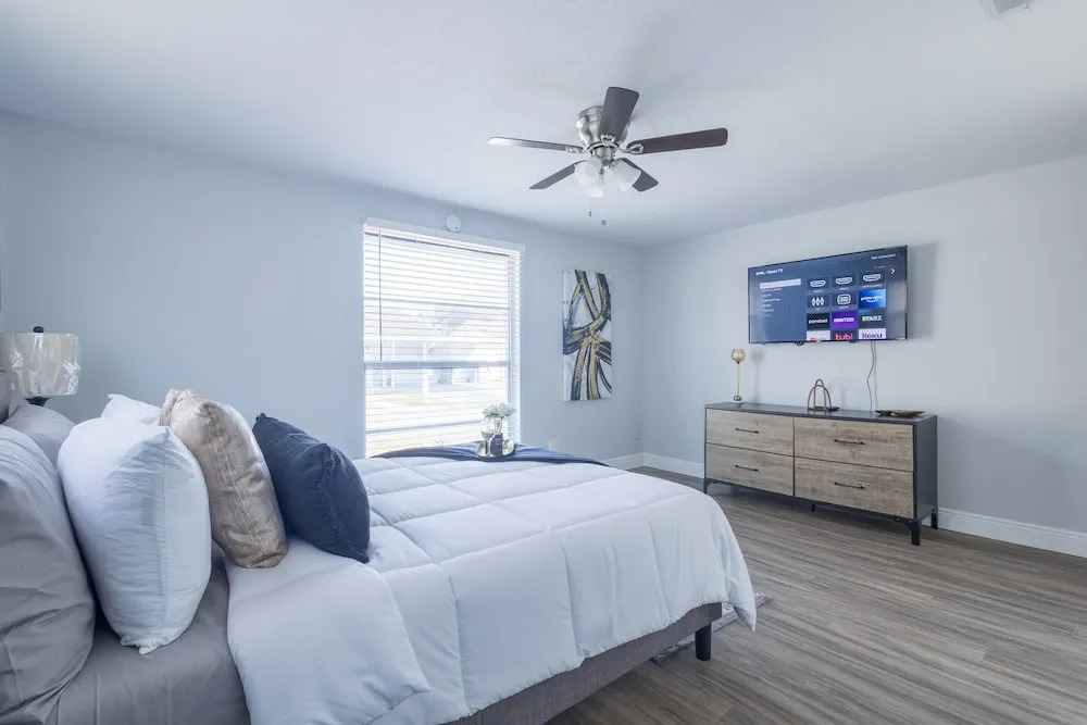 Sleeps 6 Hot Tub Fenced Yard Cozy Chic
