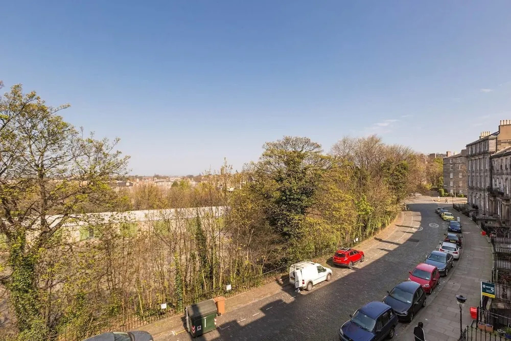 Lovely New Town 2 Bedroom Flat With Fireplace