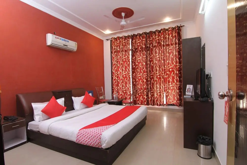 OYO 18557 The Chef Guest House