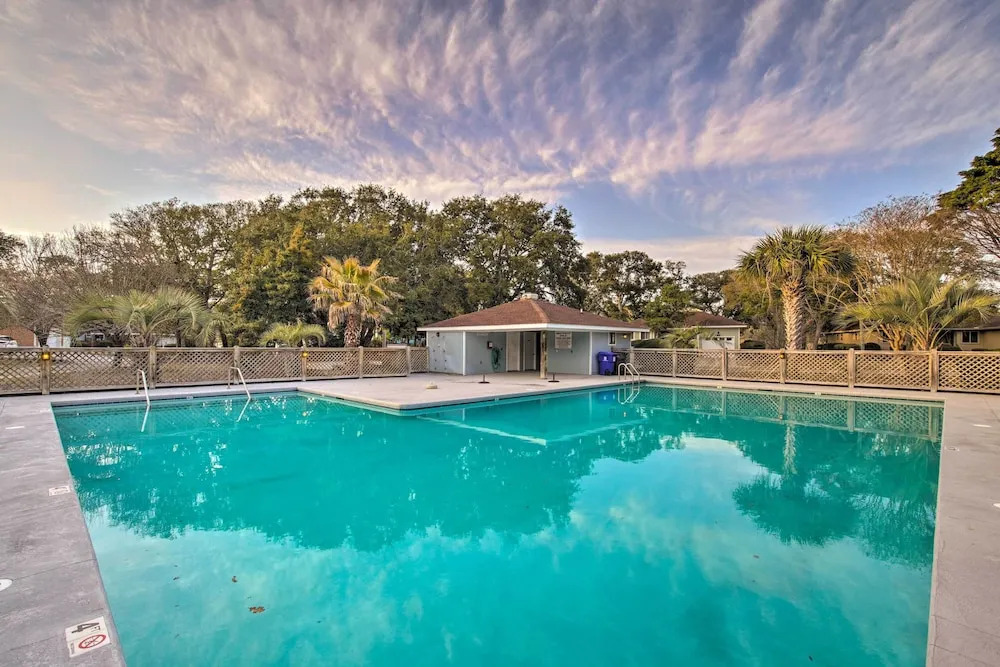 'sound of the Sea' Oak Island Condo w/ Pools!