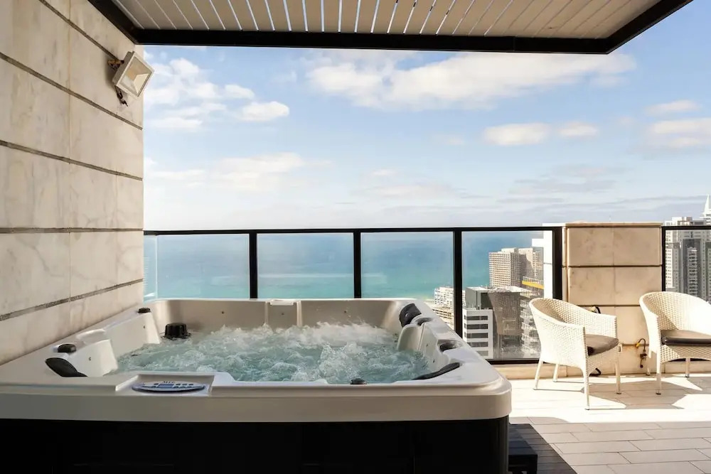 Luxury Penthouse on High Floor with Hot Tub