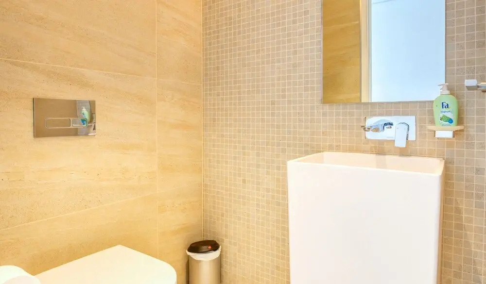 Beautiful Large 3 B/R Apt in BlueWaters Island