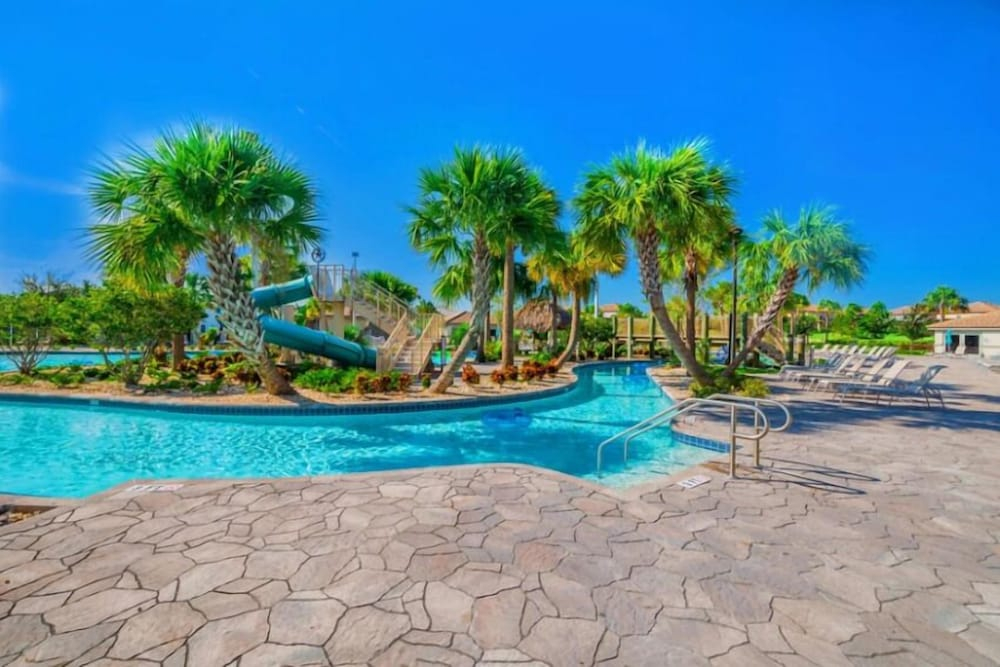 Champions Gate Oasis: Private Pool & Arcade Fun! 6 Bedroom Villa by RedAwning