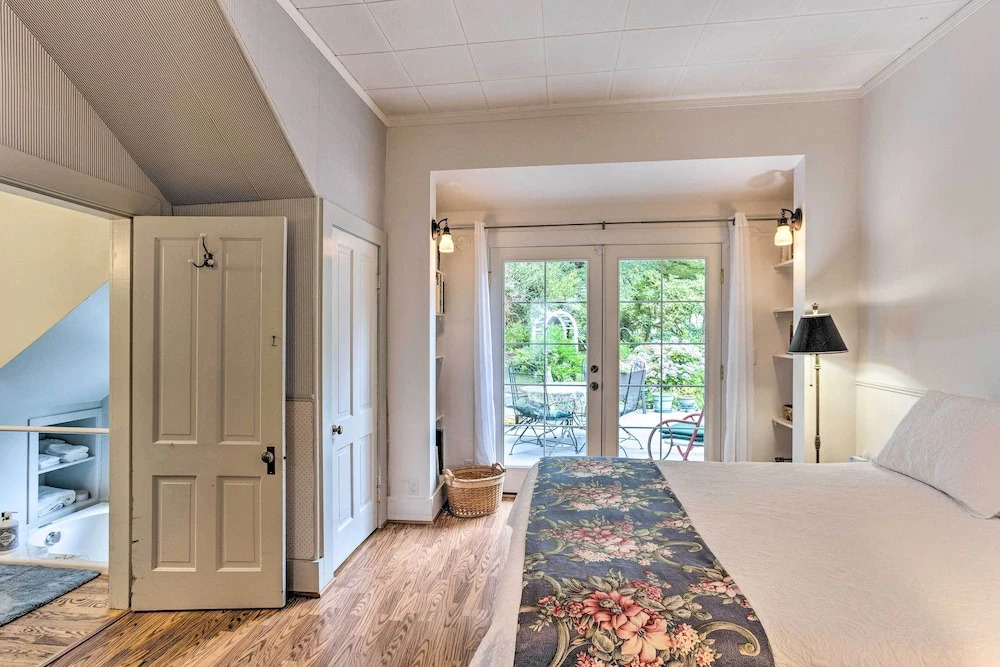 Charming Historic Retreat Near Poverty Bay!