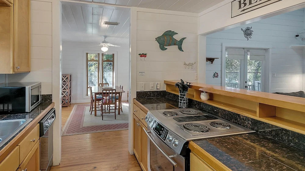 Beautiful Original Seaside Cottage + Swim & Tennis Club: Sleeps 6
