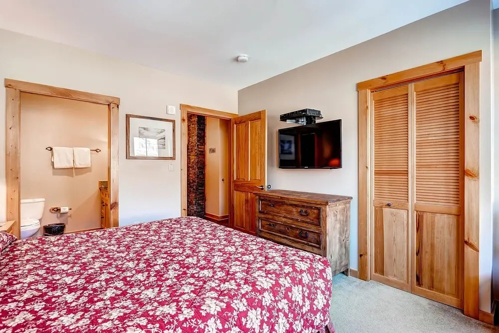 Premier 2br /walk To Slopes + Outdoor Heated Pool 2 Bedroom Condo by RedAwning