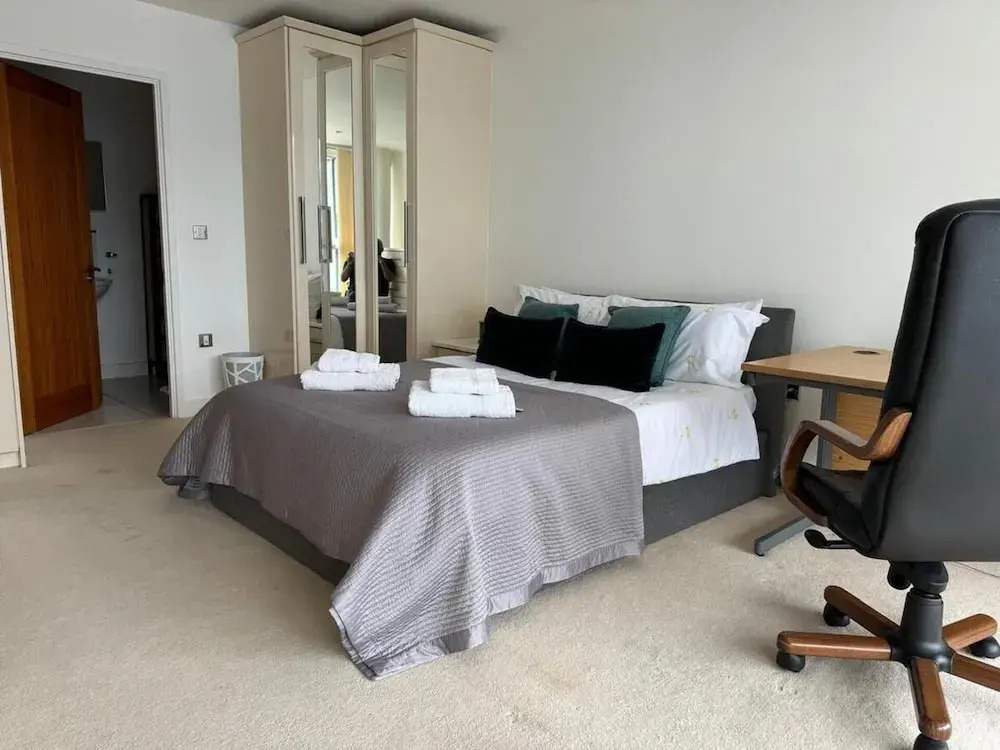 Royal Docks Luxury 3 Bedroom Apartment