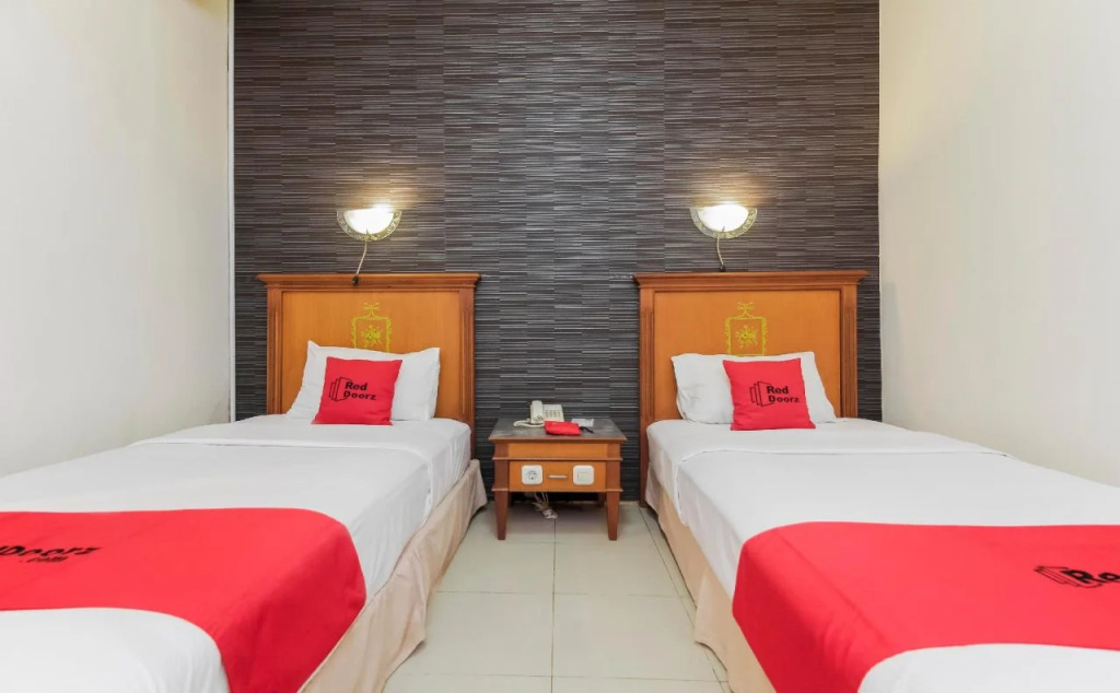 RedDoorz Plus near Depati Amir Airport