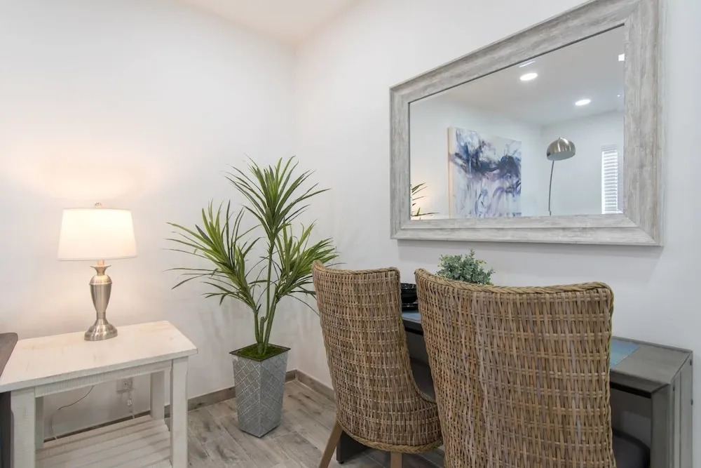 Lovely 1 BR W Parking Space & Walk to the Beach 7