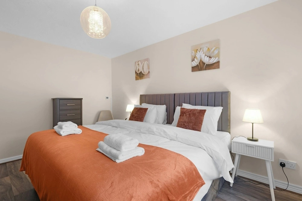 Modern 1 Bedroom Apt in Streatham with Parking