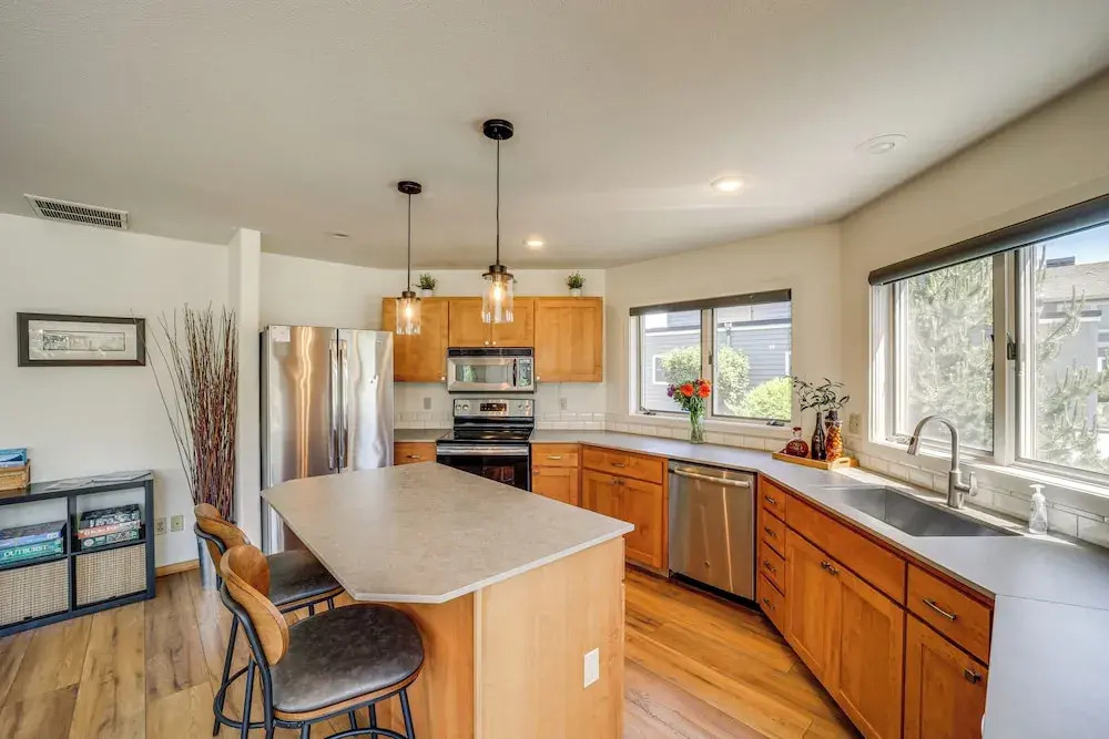 Modern Retreat w/ Hot Tub - Steps to Lake Chelan!