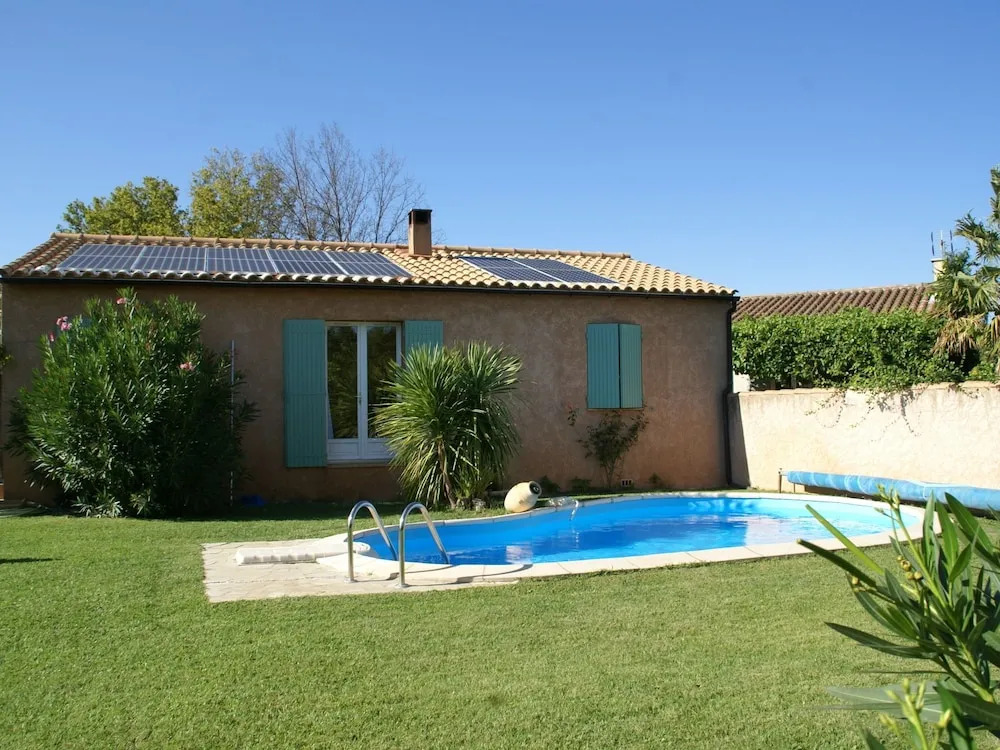 Cozy Holiday Home in Noves with Swimming Pool
