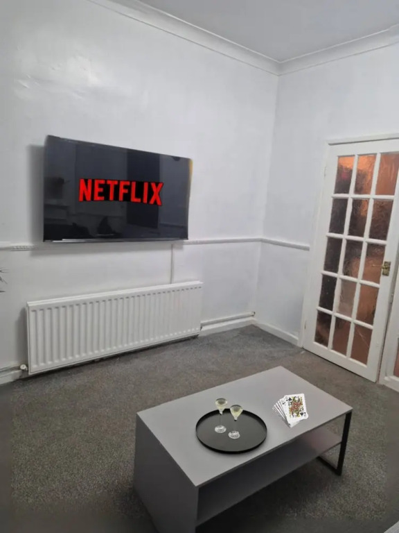 3 Bed Home Free Wifi & Netflix Central Location