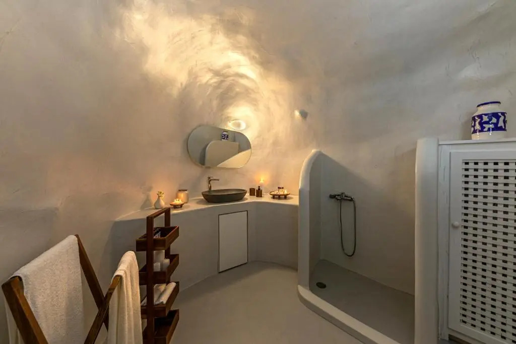 White Cave by Caldera Houses