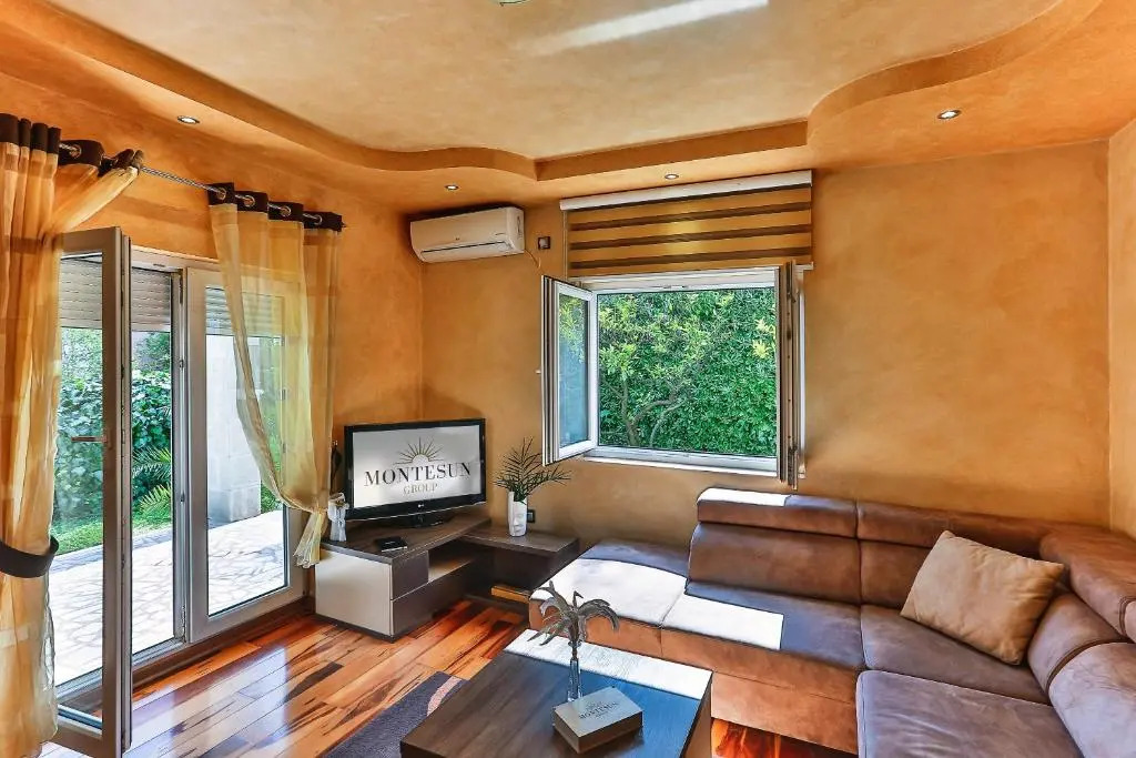 Montesun Holiday Novak Home