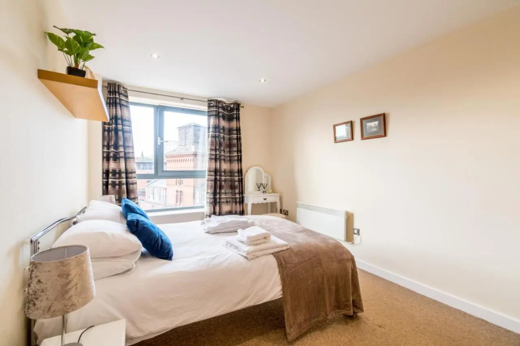 KING SIZE Bed, 2 Bath, FREE PARKING & WiFi