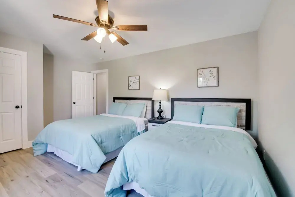 Cheerful Townhouse - Walk to Table Rock Lake!