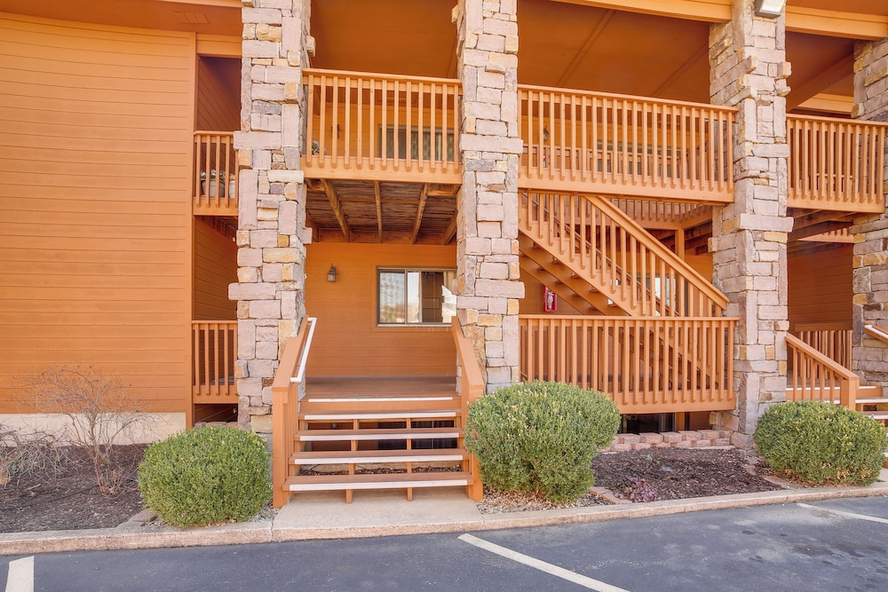 Golfers Oasis w/ Pool! 3 Mi to Table Rock Lake