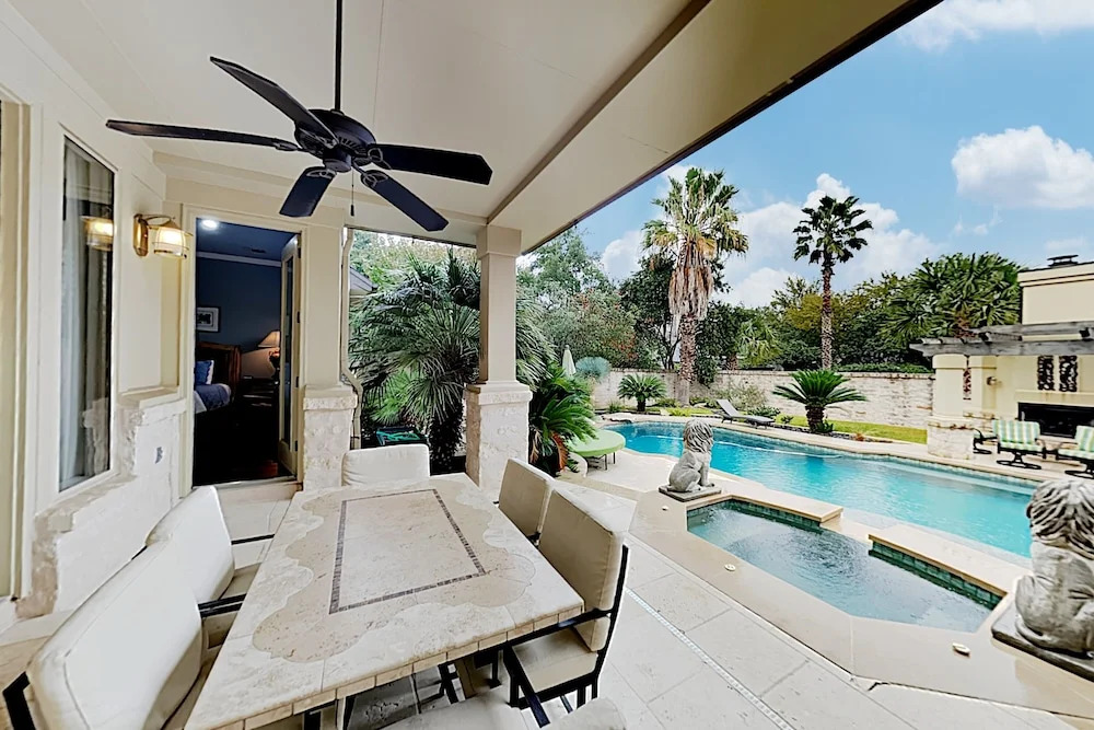 West Lake Wonder W/ Private Pool & Outdoor Kitchen 6 Bedroom Home