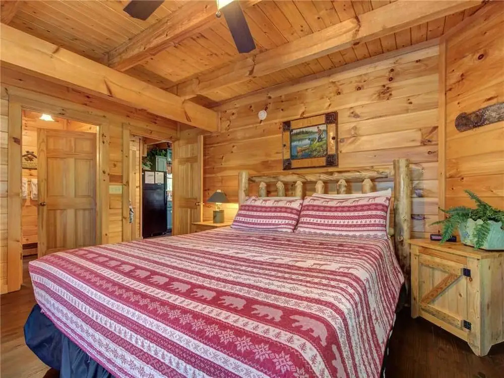 Wilderness Theater and Lodge 3 Bedroom Home with Hot Tub