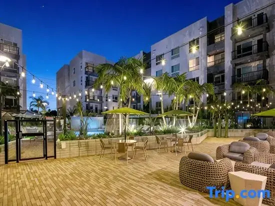 Serene APT 10 Min from Disneyland With Pool & GYM