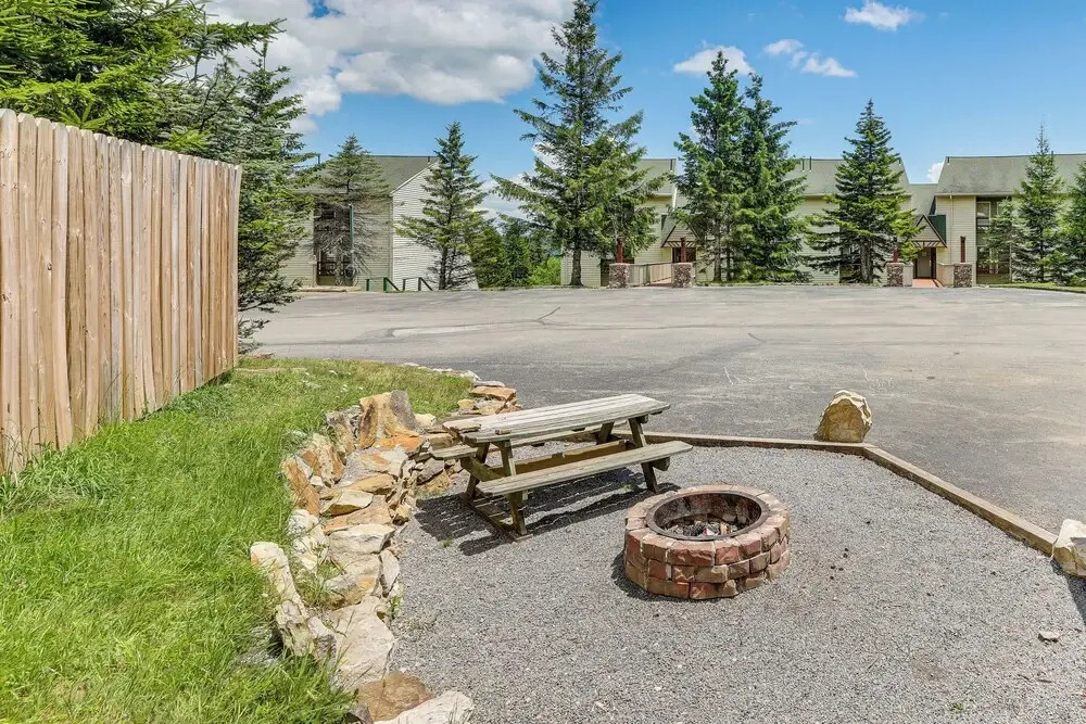 Walk to Slopes: Snowshoe Condo w/ Sunroom