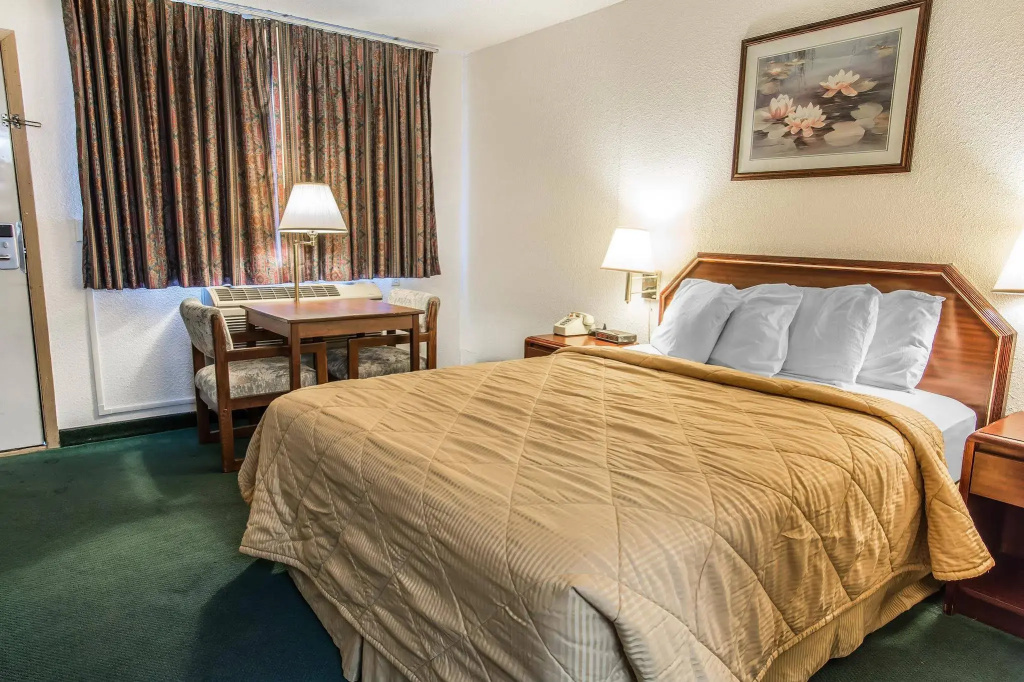 Econo Lodge & Suites Spokane