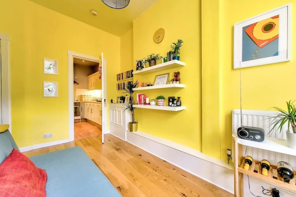 Bright and Airy Apartment in Canonmills