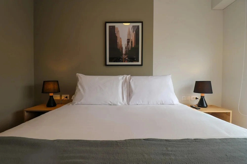 w Engaging 2BR Retreat w Balcony in Miraflores