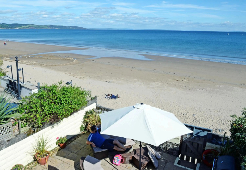 Gone to the Beach - Luxury Cottage Sea Views Direct Access to Beach Pet Friendly