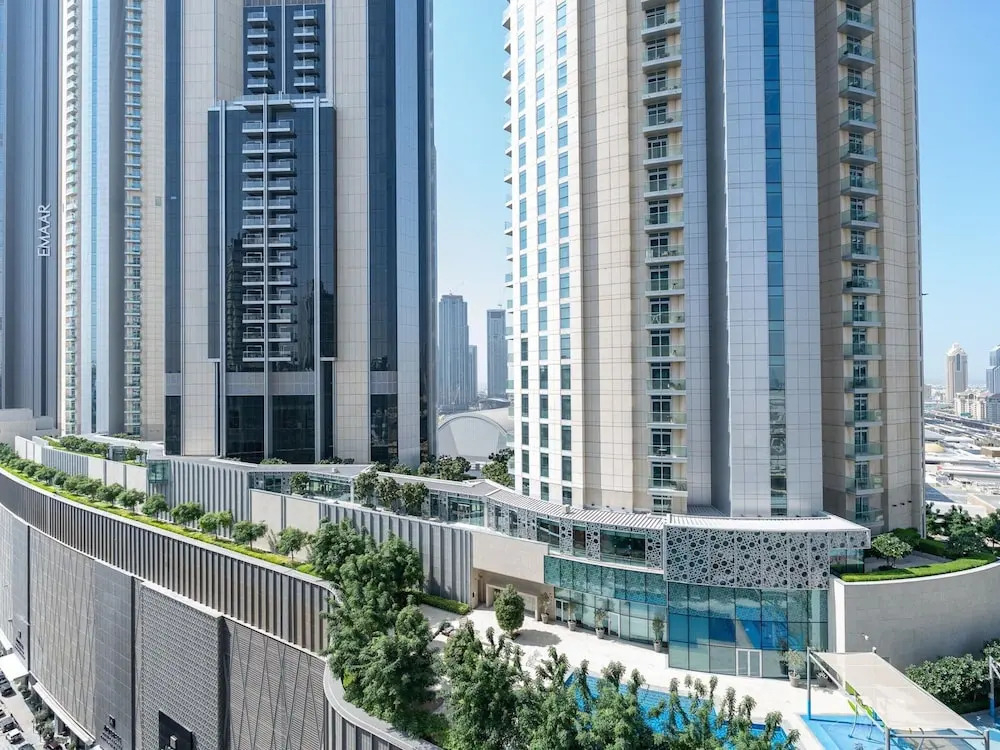 Dlx 21st Flr 3BR Pool/gym Near Mall by Belvilla