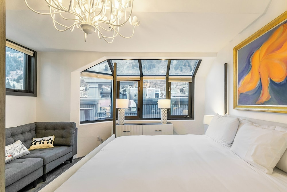 New San Juan 303 by Avantstay Modern Penthouse w/ Deck Overlooking Main Street
