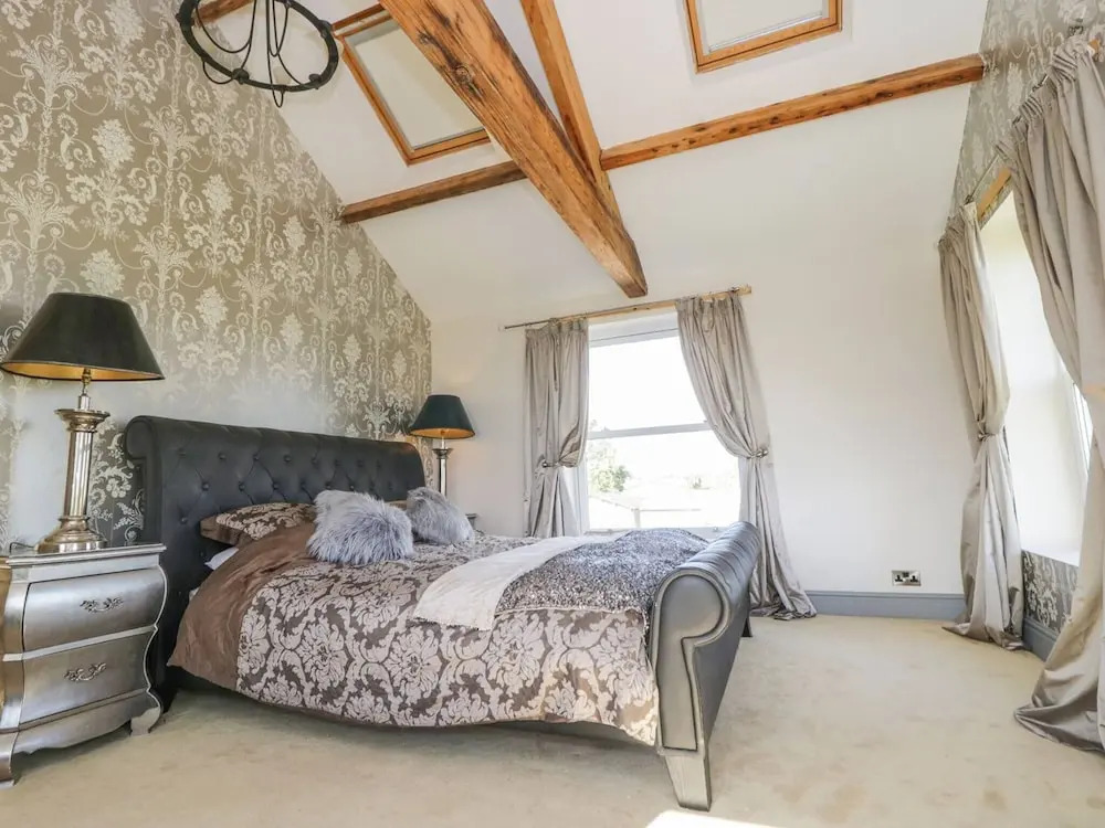 Meagill Farmhouse-hot tub Country
