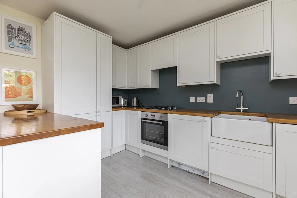 Bright 2 BR Battersea Flat With Great Location