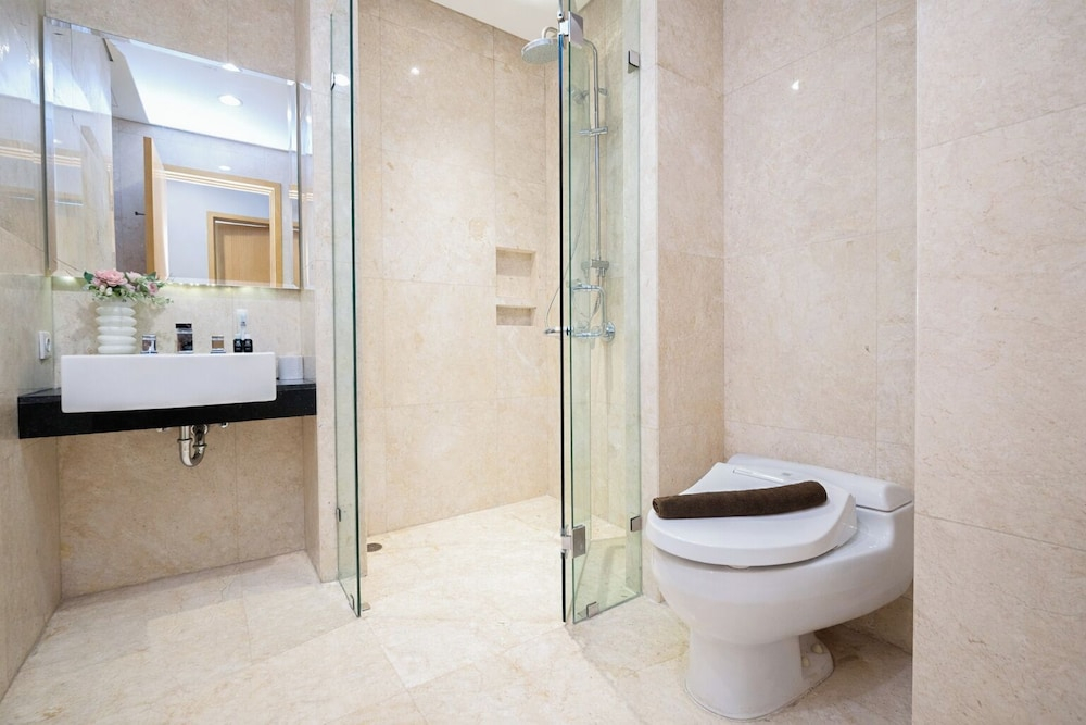 White Tone 2Br With City View At Capitol Suites Apartment