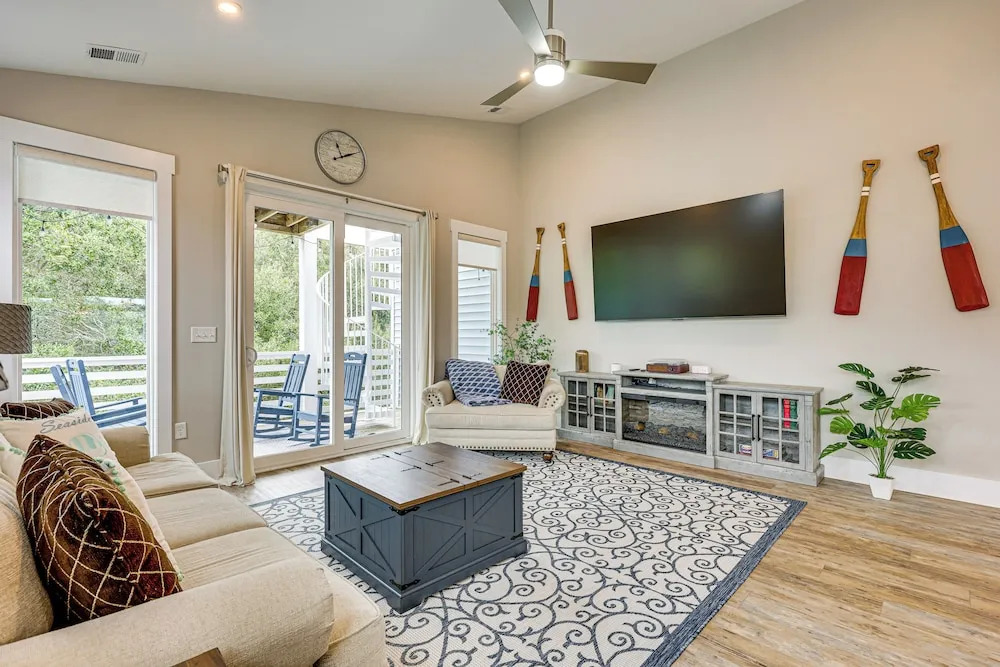 Explore the Seashore! Sunny Carolina Beach Home