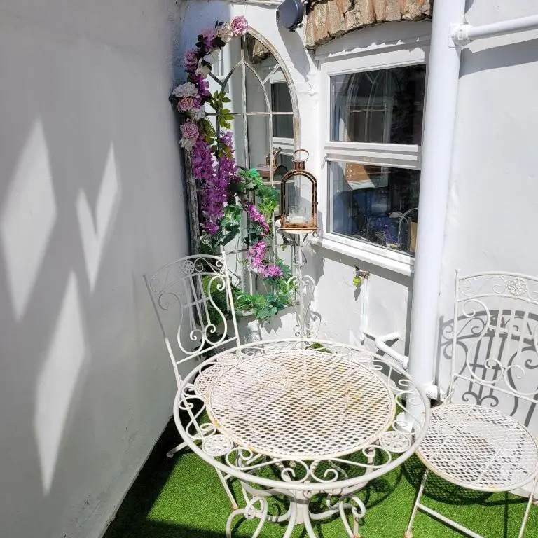 8 Opera Suites, Llangollen