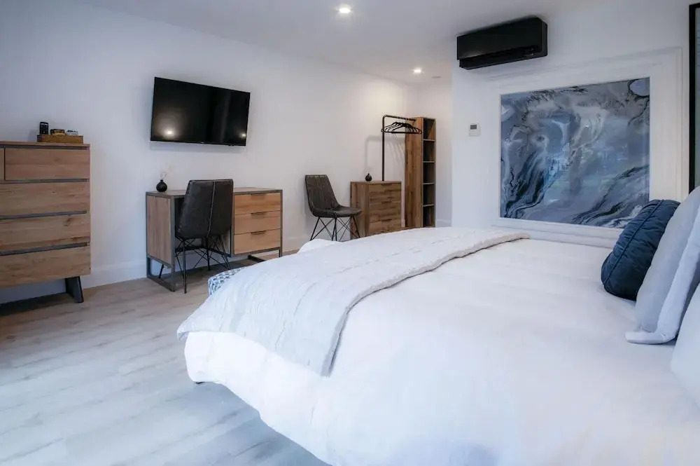 Suite 6 - Sleeping Giant Hotel - PEN Y CAE Inn