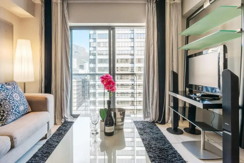 Studio with Fast WIFI in the Central Business District w Parking
