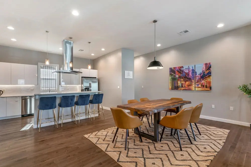 4BR Modern Townhouse in Mid City