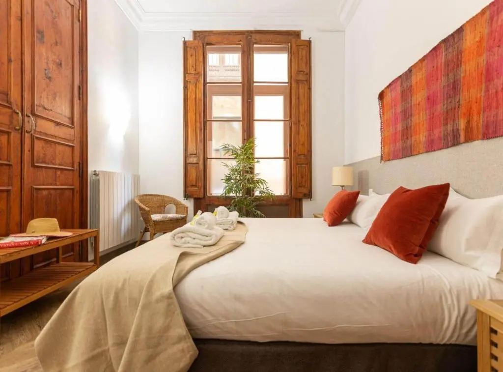 Great Spacious Apartment in the Gothic District City Center